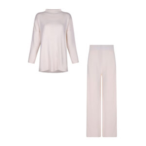 ست بافت شیری شامل بلوز یقه ایستاده و شلوار ساده با تن‌خور آزاد از رئوف گالری