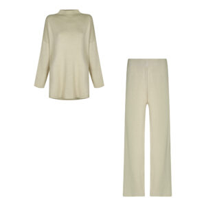ست بافت کرم شامل بلوز یقه ایستاده و شلوار ساده با تن‌خور آزاد از رئوف گالری