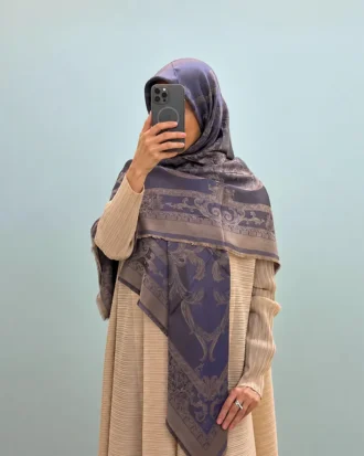 روسری نخ ابریشم ژاکارد قواره ۱۴۰ دور ریش بنفش