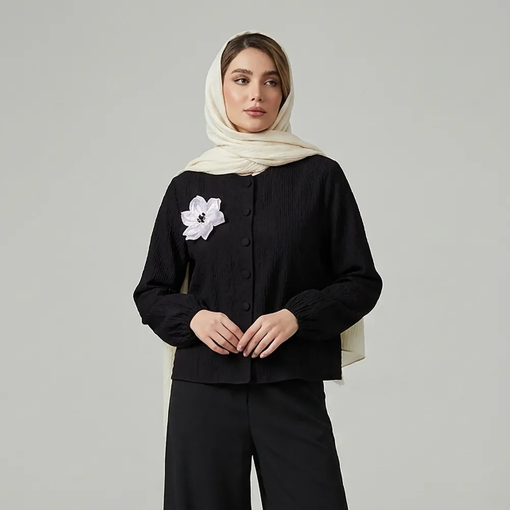 شومیز زنانه نخی دکمه‌ای مشکی آستین بلند مدل گلبرگ